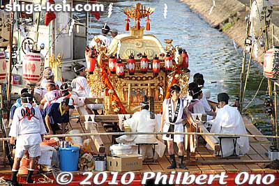 The main mikoshi all set on the boat.
Keywords: shiga otsu setagawa river senkosai mikoshi matsuri festival portable shrine boats 
