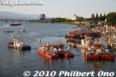 The boat with the three mikoshi aboard is pulled away by tugboat.
Keywords: shiga otsu setagawa river senkosai mikoshi matsuri festival portable shrine boats 