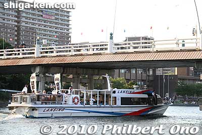 Lansing going to rendezvous with the other boats. Most of Lake Biwa's cruise boats are named after Shiga's sister states (like Michigan) or cities. Lansing is in Michigan.
Keywords: shiga otsu setagawa river senkosai mikoshi matsuri festival portable shrine boats 