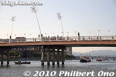 The crowd watching the boat procession was sparse. It seems most people were waiting for the fireworks instead. It was a hot day too.
Keywords: shiga otsu setagawa river senkosai mikoshi matsuri festival portable shrine boats 