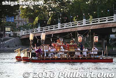 Boat with the three portable shrines pass under Seta-no-Karahashi Bridge.
Keywords: shiga otsu setagawa river senkosai mikoshi matsuri festival portable shrine boats matsuri8