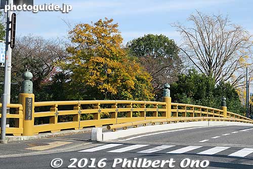 The current bridge was rebuilt in 1979 and painted a beige color.
Keywords: shiga otsu seta river karahashi bridge