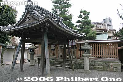 Ryuogu Hidesato-sha Shrine is also called Hashimori Ninja shrine (橋守神社). Worships Fujiwara Hidesato who killed the monster centipede from Seta-no-Karahashi Bridge and his wife the dragon king's daughter. Shrine built by his descendants.
Keywords: shiga otsu seta