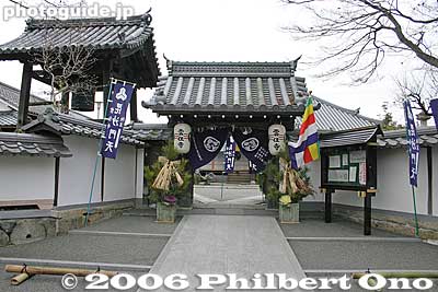 Bishamonten Temple is also called Unjuji Temple (雲住寺). Also built by built by Fujiwara Hidesato descendants where his swords, spearheads, and family records are kept.
Keywords: shiga otsu seta