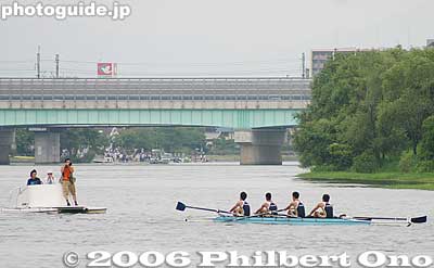Kyodai's 4-man crew try to keep up
Keywords: shiga boat rowing race tokyo kyoto university lake biwa setagawa seta river