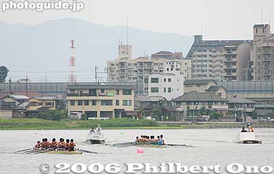 Main race: 8-man crew for Todai and Kyodai coming round the bend on the 3200-meter course
Keywords: shiga boat rowing race tokyo kyoto university lake biwa setagawa seta river