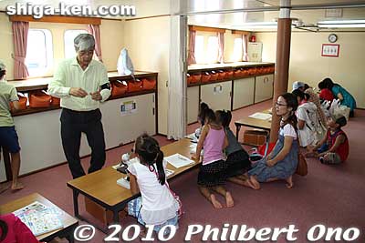 One activity they held during the tour was plankton observations through a microscope, held in sleeping quarters for girls.
Keywords: shiga otsu uminoko floating school boat ship lake biwako