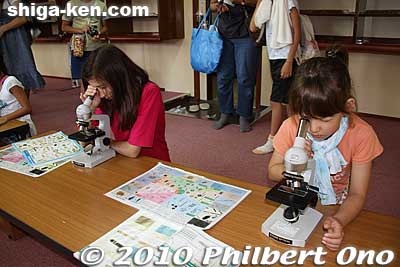 Looking at plankton through a microscope.
Keywords: shiga otsu uminoko floating school boat ship lake biwako 