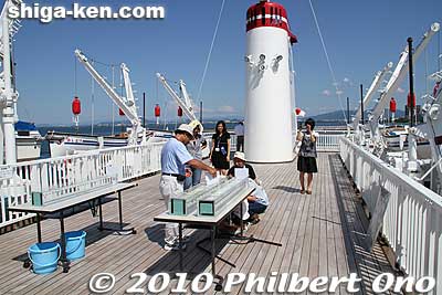 Top wooden deck on the 3rd floor. There was a water transparency demonstration amid cutter boats. ３階甲板
Keywords: shiga otsu uminoko floating school boat ship lake biwako 