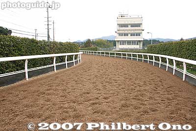 Uphill training course with observation building. The wood chips are soft, making the horse less prone to injury.
Keywords: shiga ritto jra training center horse race racing thoroughbred