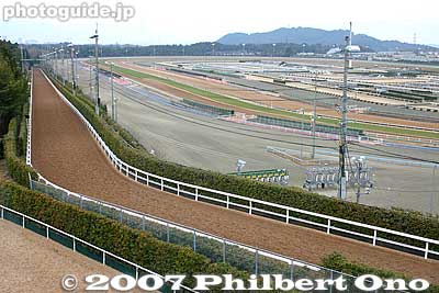 Nice view of uphill training course. The wood chips, which eventually wear out, are replaced once a year.
Keywords: shiga ritto jra training center horse race racing thoroughbred