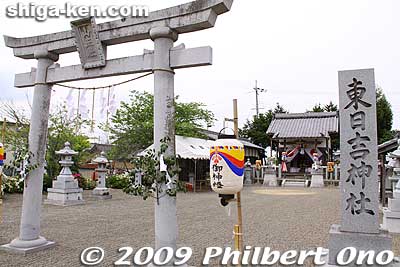 On the day of the festival on May 3, the Kenketo and naginata dance are held at multiple shrines in the area including neighboring Higashi-Omi. This is Higashi Hiyoshi Shrine (short walk from Suginoki) where a kenketo procession was to arrive and dance.
Keywords: shiga ryuo-cho kenketo matsuri festival jinja shrine naginata odori shigabestmatsuri