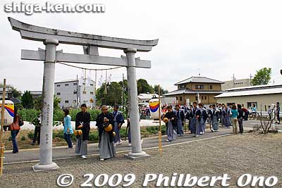 The procession arrived Higashi Hiyoshi Shrine at about 2:15 pm.
Keywords: shiga ryuo-cho kenketo matsuri festival jinja shrine naginata odori 