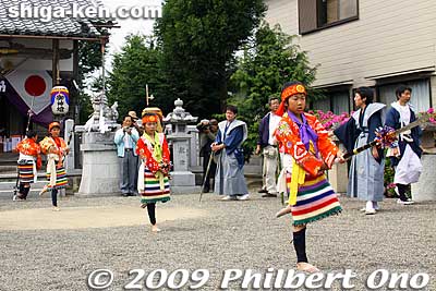 This kenketo-naginata dance has been inscribed as a UNESCO Intangible Cultural Heritage in 2022 as one of Japan's furyu-odori (風流踊) ritual dances.
Keywords: shiga ryuo-cho kenketo matsuri festival jinja shrine naginata odori