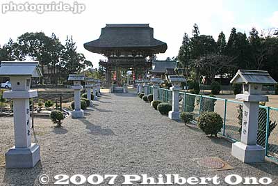 Path to Namura Shrine's Romon gate. Shrine's address: 滋賀県蒲生郡竜王町大字綾戸467 [url=http://goo.gl/maps/EGqlf]MAP[/url]
Keywords: shiga ryuo-cho ryuou namura shrine jinja