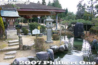 Little shrine and little garden near the Romon Gate.
Keywords: shiga ryuo-cho ryuou namura shrine jinja