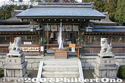 Pray here in front of the Honden Hall. Normally, you cannot enter beyond this point.
Keywords: shiga ryuo-cho ryuou namura shrine jinja