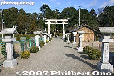 Path back to the torii. Across the street beyond the torii is Namura Shrine's east section where the Higashi Honden Hall is located.
Keywords: shiga ryuo-cho ryuou namura shrine jinja