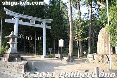 Across the street from Namura Shrine is the Higashi Honden torii. 苗村神社東本殿
Keywords: shiga ryuo-cho ryuou namura shrine jinja