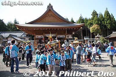 The festival started in the afternoon with children carrying mikoshi portable shrines.
Keywords: shiga ryuo-cho ryuou namura shrine jinja Sekku Matsuri festival yabusame horseback archery