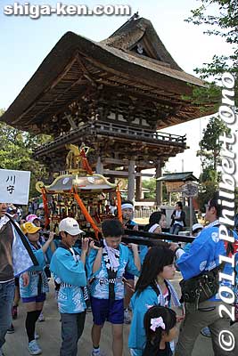 Children bearing mikoshi in front of Romon Gate.
Keywords: shiga ryuo-cho ryuou namura shrine jinja Sekku Matsuri festival 