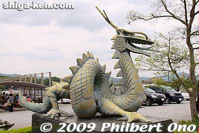 At the entrance of Agri-Park Ryuo is a dragon statue. The dragon is a symbol of Ryuo which means Dragon King.
Keywords: shiga ryuo-cho 