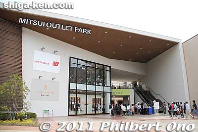 It is the first outlet mall in the Kyoto-Shiga area. The two-level mall has 165 stores, 145 of which are outlet shops.
Keywords: shiga ryuo mitsui outlet mall shopping