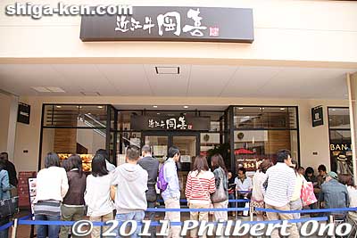 Popular restaurants attract large crowds.
Keywords: shiga ryuo mitsui outlet mall shopping