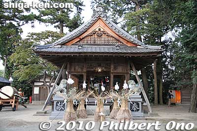 In front of the Haiden Hall were small torches.
Keywords: shiga ryuo-cho kobiyoshi jinja shrine yuge himatsuri fire festival 