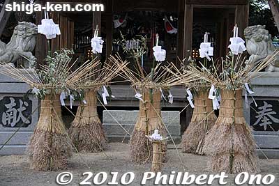 Small torches in front of the Haiden.
Keywords: shiga ryuo-cho kobiyoshi jinja shrine yuge himatsuri fire festival 