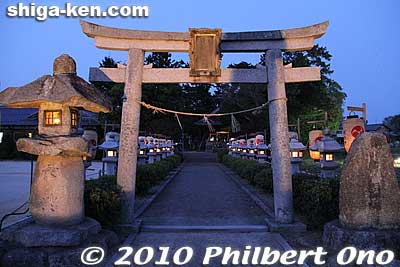 Torii and lantern-lined path to Kobiyoshi Shrine.
Keywords: shiga ryuo-cho kobiyoshi jinja shrine yuge himatsuri fire festival 