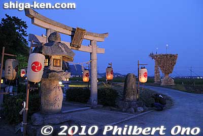 Torii of Kobiyoshi Shrine and giant torches in the distance, Ryuo, Shiga Prefecture.
Keywords: shiga ryuo-cho kobiyoshi jinja japanshrine yuge himatsuri fire festival 