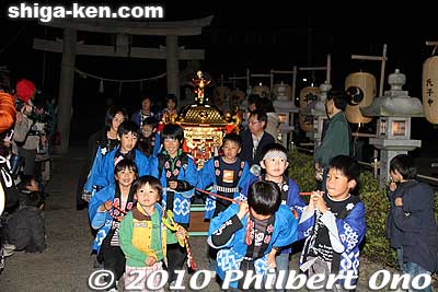 Children's mikoshi return to the shrine.
Keywords: shiga ryuo-cho kobiyoshi jinja shrine yuge himatsuri fire festival 