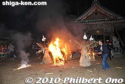 Then at 9 pm, they first lit the small torches in front of the Haiden. And they threw numerous flares high into the air, sometimes landing on the crowd. (Women screaming.)
Keywords: shiga ryuo-cho kobiyoshi jinja shrine yuge himatsuri fire festival 