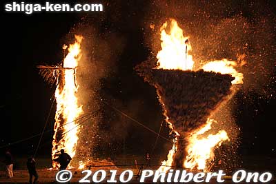 They were doused with kerosene so they burned up quickly.
Keywords: shiga ryuo-cho kobiyoshi jinja shrine yuge himatsuri fire festival 