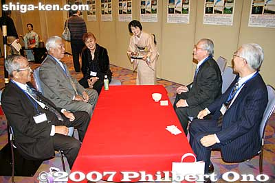 Social Salon also served green tea and sweets.
Keywords: 2007 shiga kenjinkai international convention otsu prince hotel