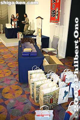 Door prizes were given out in a drawing. There were so many prizes donated by various Kenjinkai that it took almost an hour to give them all out.
Keywords: 2007 shiga kenjinkai international convention otsu prince hotel