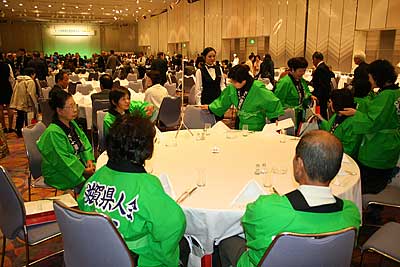 Final dinner on Nov. 14, 2007. Some wore happi coats or a kimono.
Keywords: 2007 shiga kenjinkai international convention otsu prince hotel