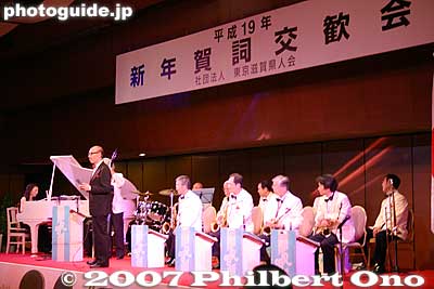 Live orchestra playing swing jazz. 有川新二&ザ・グレイ・ラスカルズオーケストラ「なつかしのスウイングジャズ」
Keywords: shiga kenjinkai tokyo 2007 new year party