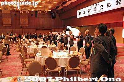 Singing "Biwako Shuko no Uta" 琵琶湖周航の歌
Keywords: shiga kenjinkai tokyo 2007 new year party
