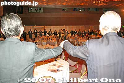 Singing "Biwako Shuko no Uta" in a large circle.
Keywords: shiga kenjinkai tokyo 2007 new year party