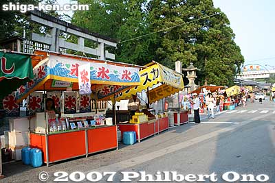 Near the shrine entrance are the usual food stalls.
Keywords: shiga taga-cho town taga taisha shrine lantern festival summer matsuri
