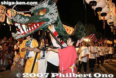 Entertainment with a dragon dance
Keywords: shiga taga-cho town taga taisha shrine lantern festival summer matsuri