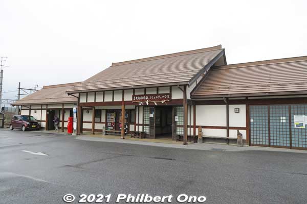 Ohmi Railways Taga Taisha-mae Station. The shrine is a 10-min. walk from this station. 近江鉄道　多賀大社前駅 [url=http://goo.gl/maps/pPCIT]MAP[/url]
Keywords: shiga taga-cho town ohmi omi railways train station taga taisha-mae