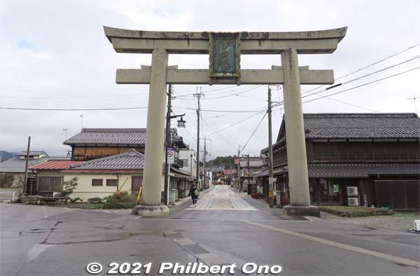 Torii near the train station.
Keywords: shiga taga-cho town ohmi omi railways train station taga taisha-mae