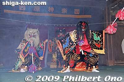 The oni first appeared amid smoke on the Kaguraden stage and danced menacingly. They were from a dance troupe called Inbara Kaguradan in Shimane Prefecture. 鬼の舞は、島根県石見地方の因原（いんばら）神楽団が奉納。
Taga Taisha had impressive ogre (called oni in Japanese) dancers from Shimane Prefecture to act as the demons to chase away during the festival.
Keywords: shiga taga-cho taga taisha shrine setsubun matsuri festival shigabestmatsuri