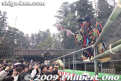 Then the oni ran on the elevated hanamichi making threats to an amused crowd. [url=http://goo.gl/maps/NVnh1]MAP[/url]
Keywords: shiga taga-cho taga taisha shrine setsubun matsuri festival