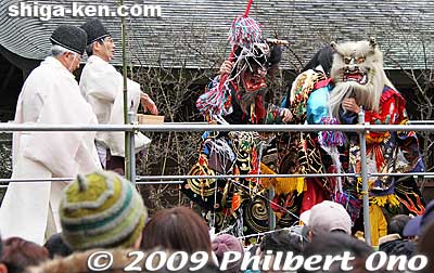 The shrine priests continued their bean attack on the oni.
Keywords: shiga taga-cho taga taisha shrine setsubun matsuri2 festival