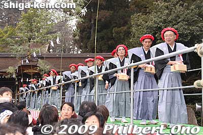 Next, were 124 bean throwers who were born in the year of the bull. They wore a red cap.
Keywords: shiga taga-cho taga taisha shrine setsubun matsuri festival