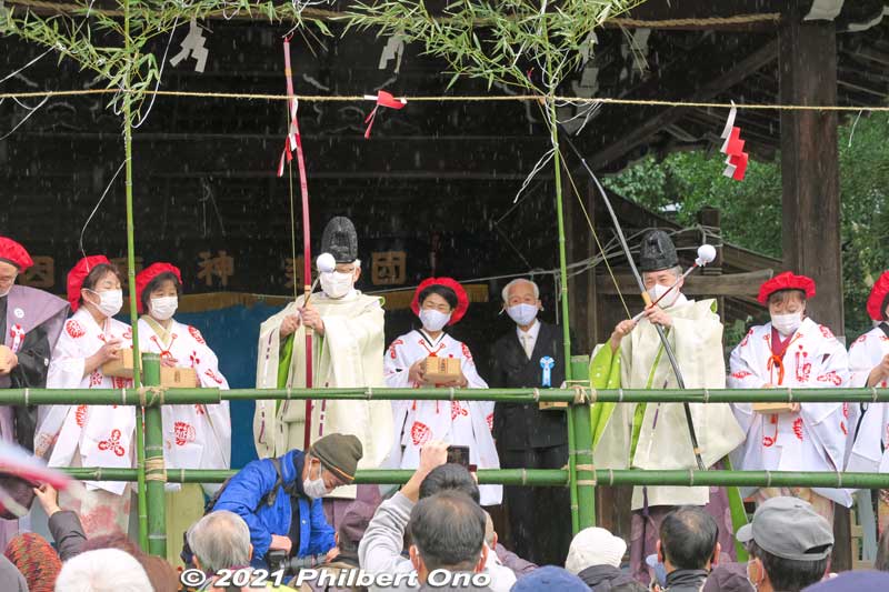 First the shrine priest had to shoot an arrow into the crowd, then the bean throwing began.
Keywords: shiga taga-cho taga taisha shrine setsubun matsuri festival
